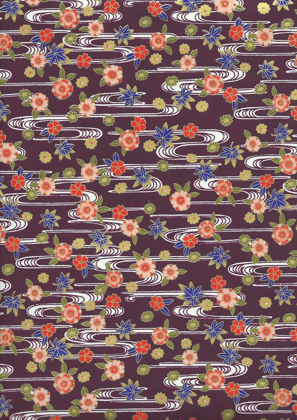 Motif textile ou papier à fleurs roses et rouges, feuilles bleues et lignes ondulées blanches sur fond bordeaux foncé