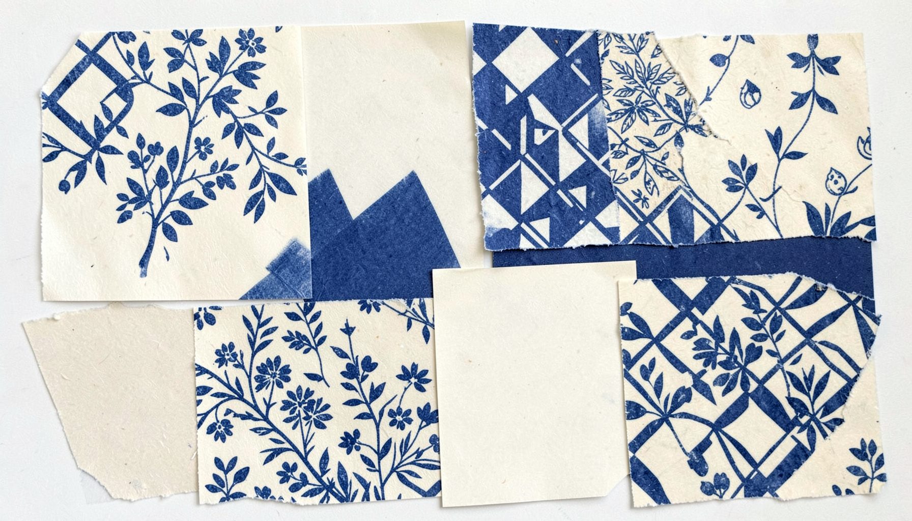 Carte postale artisanale composée de morceaux de papier washi aux motifs géométriques et floraux, tons crème et indigo